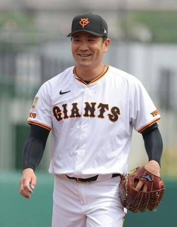 　２回を無失点で終え、笑顔でベンチへ戻る田中将（撮影・西岡正）