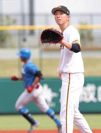 　７回、有薗（左）に先制ソロを浴びる戸郷（撮影・西岡正）