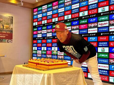 　報道陣から４８歳の誕生日を祝福された三木監督