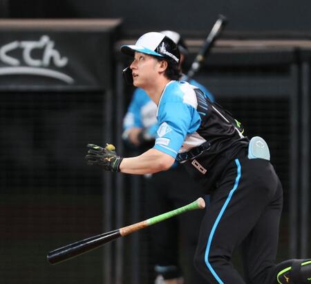 　１回、先頭打者本塁打を放つ浅間（撮影・中島達哉）