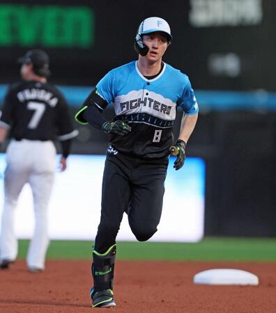 　１回、先頭打者本塁打を放ち、ダイヤモンドを回る浅間（撮影・中島達哉）