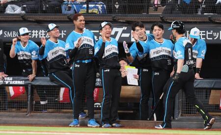 　１回、先頭打者本塁打を放った浅間（右から２人目）を迎える日本ハムナイン（撮影・中島達哉）