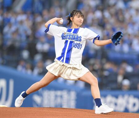 　始球式に登場したＢｅｔｙ・百川晴香（撮影・伊藤笙子）