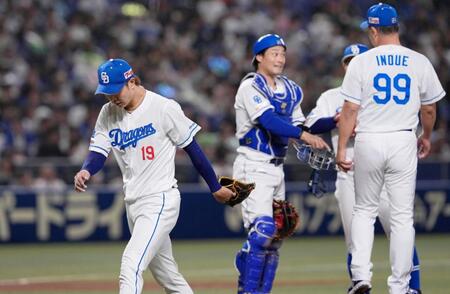 　４回、サンタナに押し出し四球を与え降板する先発の高橋宏（左）