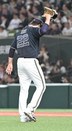 　６回、追加点を許しグラブを振り上げる九里（撮影・持木克友）