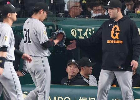 　３回を投げ終えた赤星（３１）の方向を見つめる阿部監督（中央下）＝撮影・中田匡峻