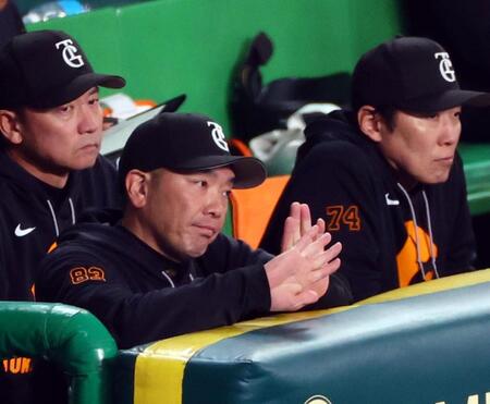 　ベンチでさえない表情を見せる阿部監督（中央）＝撮影・山口登
