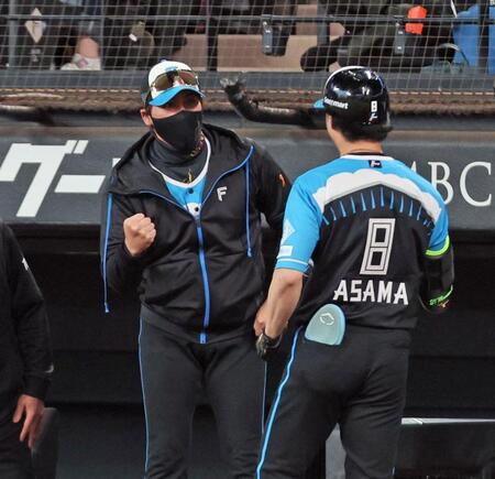 　１回、先頭打者本塁打を放った浅間を迎える新庄監督（撮影・中島達哉）