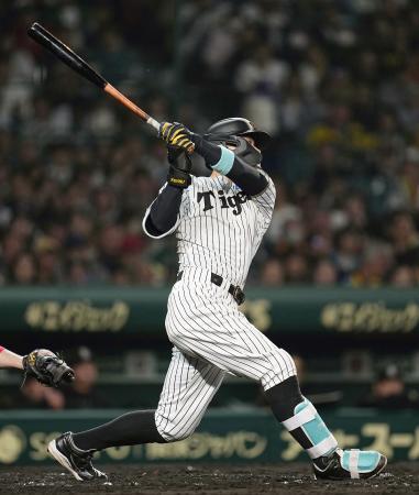 　３回阪神１死一、二塁、佐藤輝が中越えに３ランを放つ＝甲子園