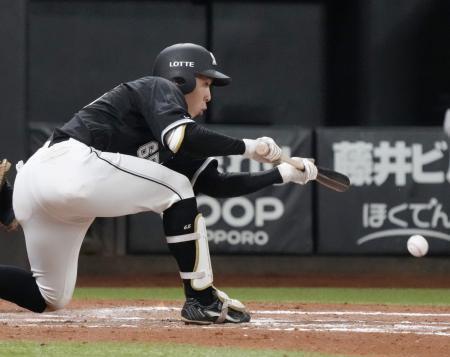 　７回ロッテ１死一、三塁、寺地が一前にスクイズを決める＝エスコンフィールド