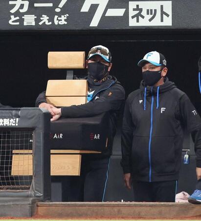 　７回、椅子の後ろから戦況を見つめる新庄監督（左）＝撮影・中島達哉