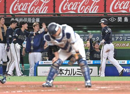 　９回、悪送球で生還を許した古賀悠と同点に沸く九里らオリックスナイン（撮影・持木克友）