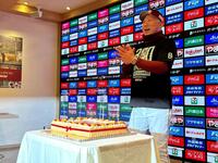　報道陣から４８歳の誕生日を祝福された三木監督
