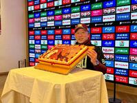 　報道陣から４８歳の誕生日を祝福された三木監督
