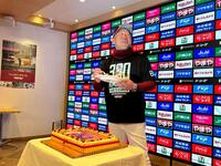 　報道陣から４８歳の誕生日を祝福された三木監督
