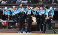 　１回、先頭打者本塁打を放った浅間（右から２人目）を迎える日本ハムナイン（撮影・中島達哉）