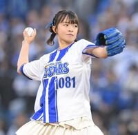 　始球式に登場したＢｅｔｙ・百川晴香（撮影・伊藤笙子）