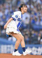 　始球式に登場したＢｅｔｙ・百川晴香（撮影・伊藤笙子）