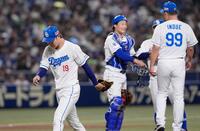 　４回、サンタナに押し出し四球を与え降板する先発の高橋宏（左）