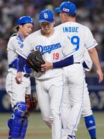 　４回、サンタナに押し出し四球を与え降板する先発の高橋宏