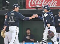 　４回、ピシャリと抑え、若月とグータッチを交わす九里（左）＝撮影・持木克友