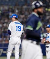 　４回、サンタナ（手前）に押し出し四球を与えた高橋宏