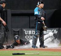 　７回、寺地の一前スクイズで、代走の和田が生還。捕手・田宮