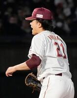 　７回、三塁のピンチで海野を見逃し三振に仕留め、雄たけびを上げる早川