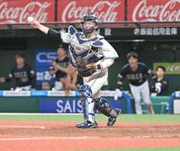 　９回、ワイルドピッチで三塁へ向かう走者を刺そうとするも悪送球で生還を許す古賀（撮影・持木克友）