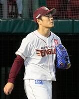 　９回、ソフトバンクの代打・嶺井に決勝犠飛を許した則本