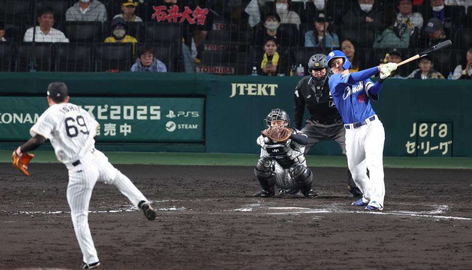 　石井の前に空振り三振に倒れる石川昂＝１１日