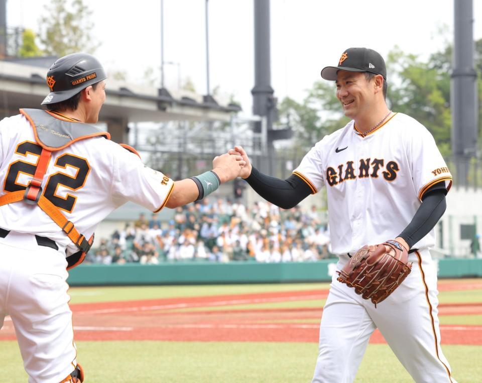 　１回を無失点に抑え、小林（左）と笑顔でタッチを交わす田中将（撮影・西岡正）