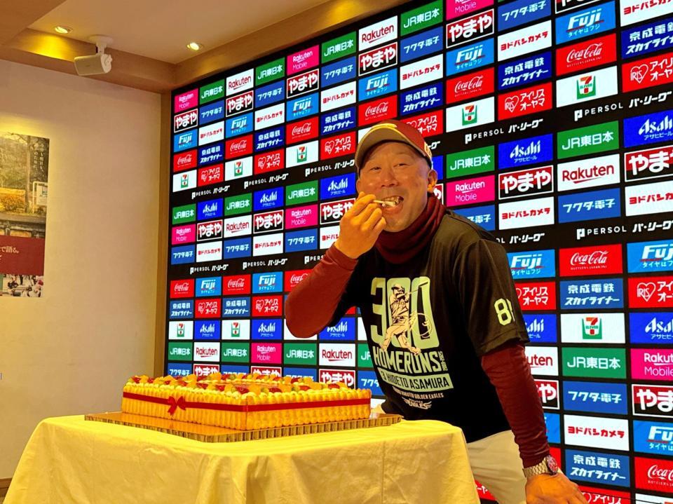 　報道陣から４８歳の誕生日を祝福された三木監督