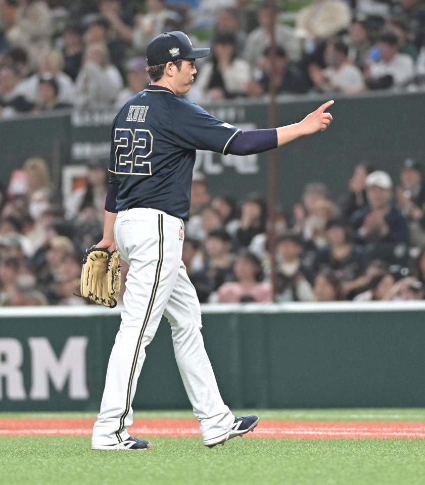 　２回、西武打線を３人で抑え指をさす九里（撮影・持木克友）