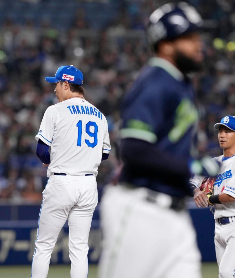 　４回、サンタナ（手前）に押し出し四球を与えた高橋宏