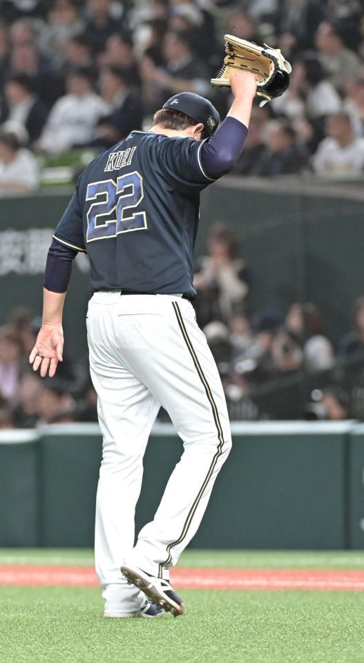 　６回、追加点を許しグラブを振り上げる九里（撮影・持木克友）