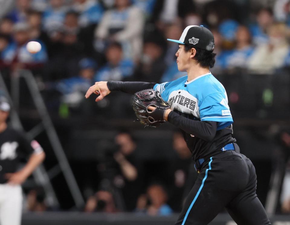 　７回、高部の打球を二塁へ悪送球する北山（撮影・中島達哉）