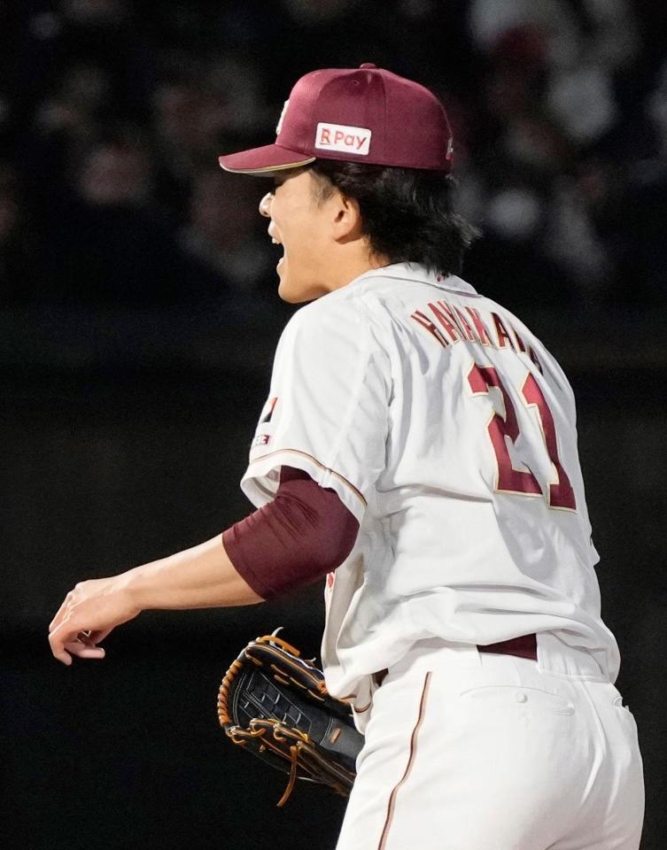 　７回、三塁のピンチで海野を見逃し三振に仕留め、雄たけびを上げる早川