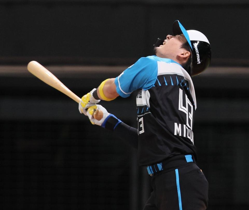 　７回、同点の場面で三飛に倒れ悔しがる水野（撮影・中島達哉）