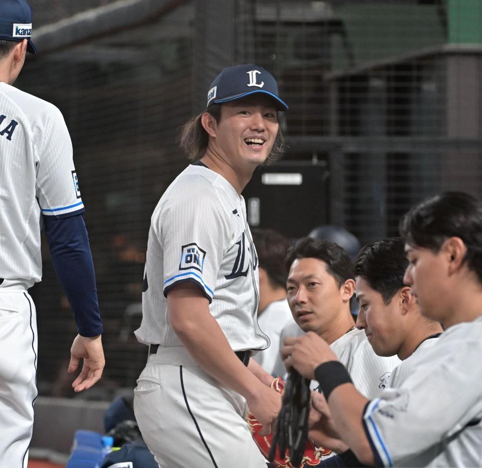 　５回、オリックス打線を抑え、ベンチで笑顔を見せる今井（撮影・持木克友）