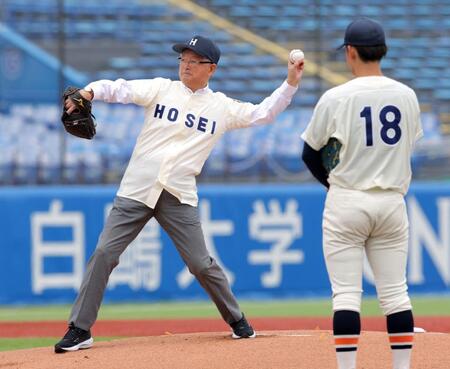 　始球式を行う山中正竹氏（撮影・西岡正）