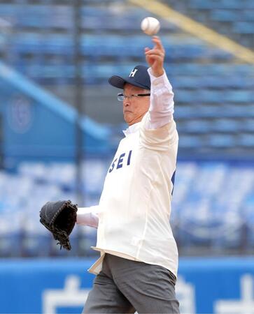 　始球式を行う山中正竹氏（撮影・西岡正）