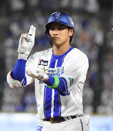 　中日戦で左前適時打を放ち、ポーズを決める森敬＝３月２８日