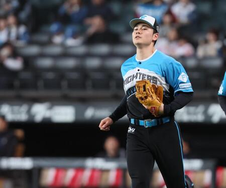 　シートノックに向かう清宮幸（撮影・中島達哉）