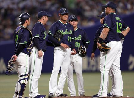 　２回、マウンドに集まる奥川（左から３人目）らヤクルトナイン