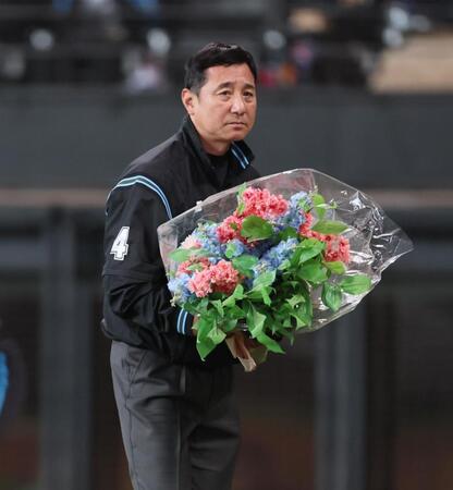 　２０００試合出場を達成し、花束を贈られる吉本審判員（撮影・中島達哉）