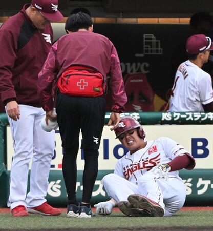 ２０００安打に１１本まで迫る楽天・浅村にヒヤリ　左太もも裏に死球を受けて悶絶