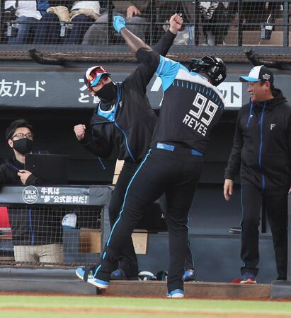 　７回、勝ち越しソロを放ったレイエス（９９）とポーズを決める新庄監督（左から２人目）＝撮影・中島達哉