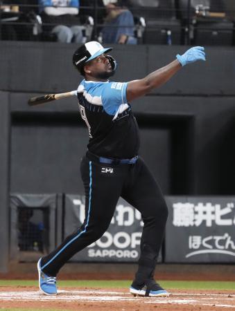 　７回日本ハム２死、レイエスが右中間に勝ち越しソロを放つ＝エスコンフィールド