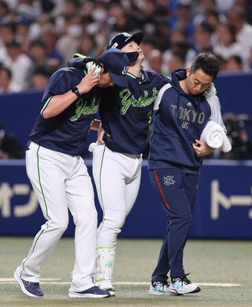 　２回、負傷しベンチに戻る長岡（中）